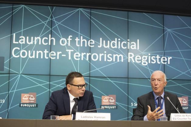 Eurojust-Chef Ladislav Hamran (von links) und EU-Antiterrorbeauftragter Gilles de Kerchove stellen am Donnerstag in Brüssel das neue Register vor. Foto: imago images / Pro Shots