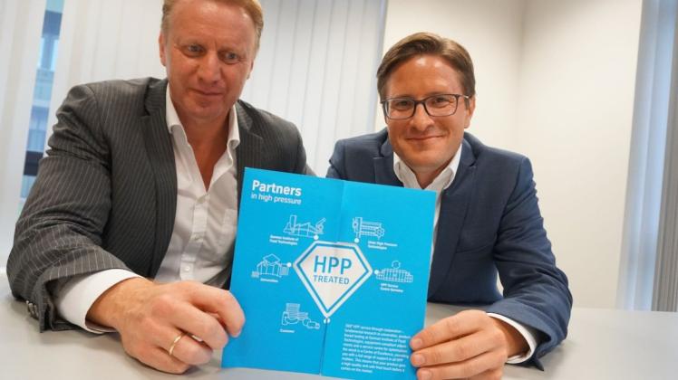 Das neue Logo, das Volker Heinz (links) und Christian Myland präsentieren,  soll als Gütesiegel dienen und den Kunden signalisieren, dass es sich hier um ein schonend haltbar gemachtes Lebensmittel handelt. 