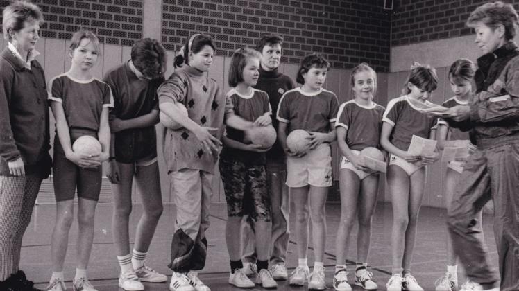 Fleißige Sportabzeichensammler waren 1993 die Spielerinnen der Handball.D-Jugend des TV Falkenburg. Archivfoto: Horst Schilling