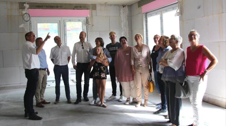 Bei einer Baustellenbegehung berichtete Andreas Mitgös als Bauleiter für den DRK-Kreisverband Osnabrück-Land (links) über den Fortschritt der Arbeiten am Anbau der Kita "Kneippzwerge". Foto: Petra Ropers