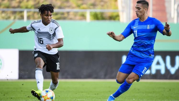 Länderspieldebüt: VfL-Verteidiger Felix Agu (links) bereitete in typischer Manier die deutsche Führung gegen Griechenland vor. 