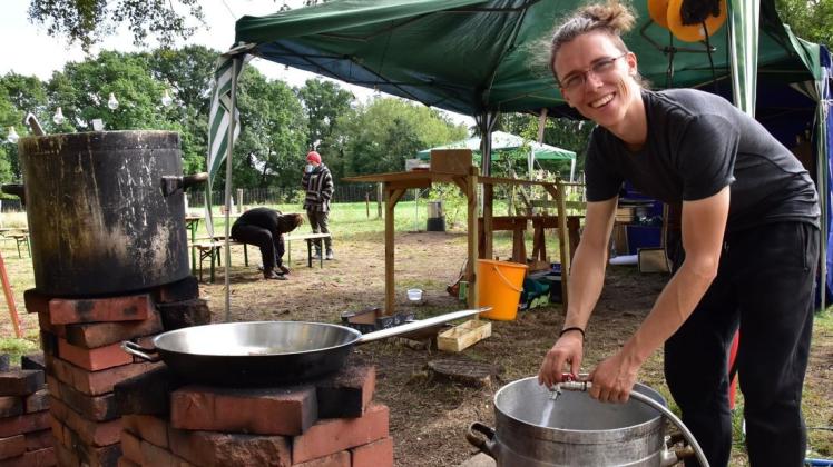 Nach dem gemeinsamen Kochen auf dem "Utopival" in Heide gehört auch das Abwaschen dazu, das Damian ebenso wie die anderen Teilnehmer gerne übernimmt. Foto: Christopher Bredow