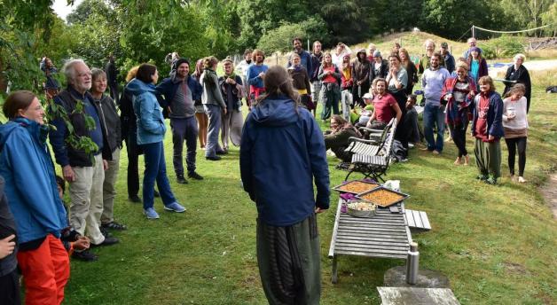 Rund 100 Menschen sind nach Heide gekommen. Auf dem "Utopival" werden auch Geburtstage in der Gemeinschaft gefeiert. Foto: Christopher Bredow
