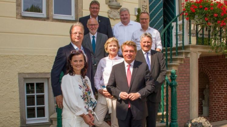 Staatssekretär Thomas Bareiß (vorne rechts) diskutierte in Haren mit Vertretern der emsländischen Politik über aktuelle Probleme des Netzausbaus. 