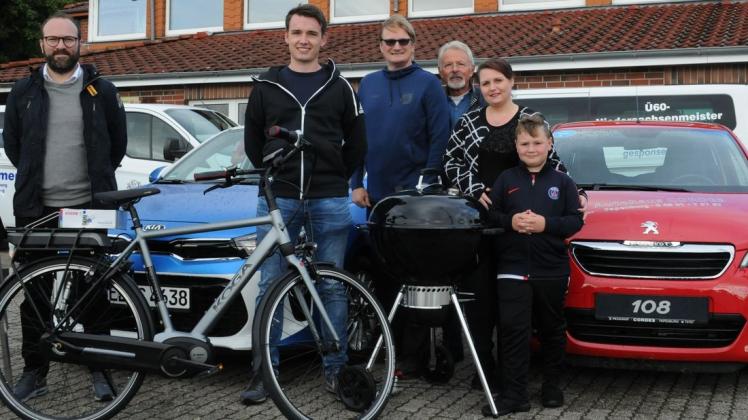 Die glücklichen Gewinner (vorne, von links) Tim Philipps, Jan-Peter Beekmann sowie Elena Keil mit Sohn Mick nahmen ihre Gewinne von (hinten, von links) Thomas Abbes und Heinz Sander entgegen. Foto: Micha Lemme