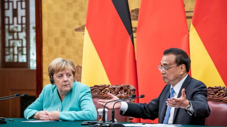 Bundeskanzlerin Angela Merkel (CDU) sitzt neben Li Keqiang, Ministerpräsident von China. Foto: dpa/Michael Kappeler