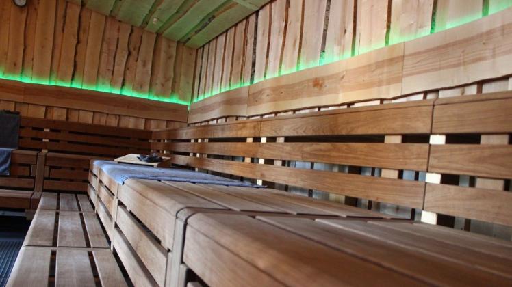 Eine Menge Holz ist in der neu gestalteten Hofsauna verarbeitet worden. Das soll durchaus Assoziationen zu einem Bauernhof bei den Gästen wecken. Foto: Frederik Grabbe