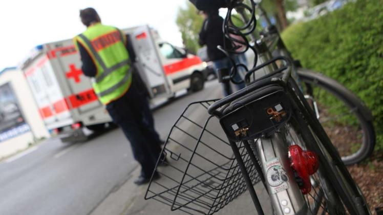Eine 81-jährige Autofahrerin hat beim Abbiegen in Delmenhorst einen Radfahrer übersehen und angefahren. Symbolfoto: Martin Dove