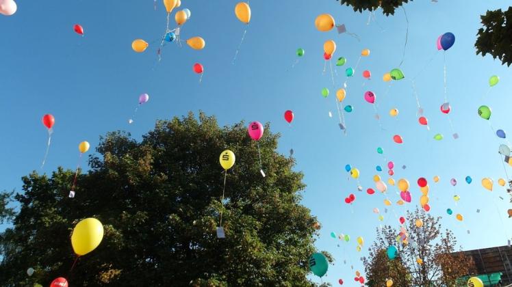 Immer ein farbenfrohes Bild: der Luftballonwettbewerb zum Start der Hagener Kirmes. Möglicherweise wird die Tradition ab kommendem Jahr nicht mehr fortgesetzt. Foto: Gemeinde Hagen