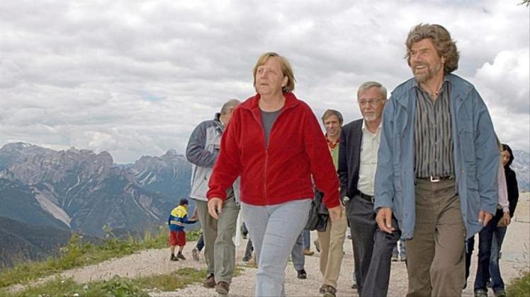 Bundeskanzlerin Angela Merkel wandert mit dem Bergsteiger Reinhold Messner auf den Monte Rite zum Messner Mountain Museum. Messner und Merkel (2006). 