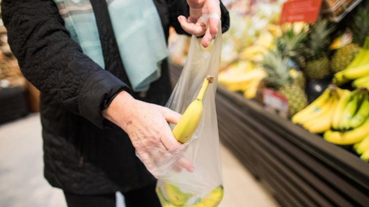 Gute Tüten, schlechte Tüten? Die "normalen" Plastiktüten im Supermarkt sollen bald verboten werden – nicht aber diese ganz dünnen Plastikbeutel an der Obsttheke. Ist das sinnvoll? Foto: Marcel Kusch/dpa