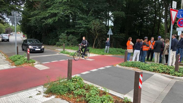 Vorfahrt für Radfahrer so wie hier in Nordhorn soll es auch in Bramsche öfter geben. Mitglieder des Fachausschusses haben sich deswegen jetzt in Nordhorn umgesehen. Foto: Stadt Nordhorn