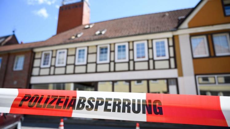 Ein Absperrband der Polizei vor einem Haus in Wittingen. Hier wurden zwei der Leichen gefunden. Foto: dpa/ Christophe Gateau