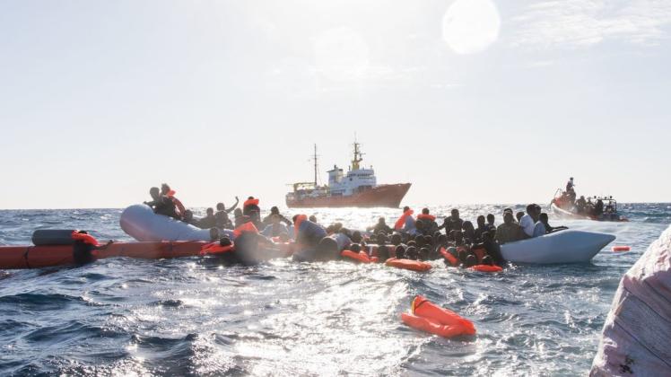 Nur zehn Menschen überleben 2014 den Untergang eines Flüchtlingsbootes vor der libyschen Küste im Mittelmeer. Foto: Laurin Schmid/SOS Mediterranee/dpa