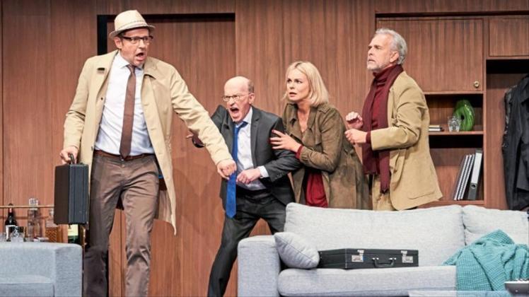 Voll in Aktion: Peter Nottmeier (zweiter von links) ist stinksauer in der englischen Komödie „Funny Money“, die am 17. Oktober gespielt wird. 