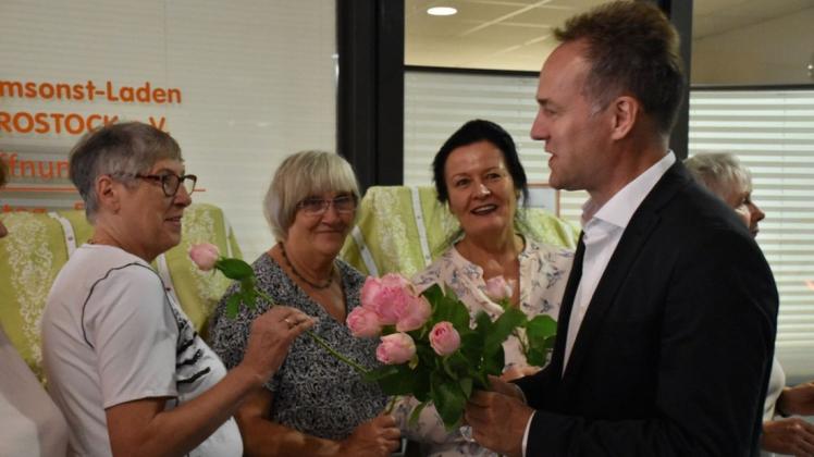 Eine Rose von Umweltsenator Holger Matthäus bekommen die Ehrenamtlichen (v. l.) Christa Wetzel, Gudrun Richter und Regina Semberg.