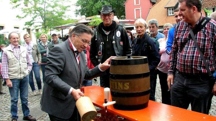 Gerade mal zwei Schläge benötige Bürgermeister Hartmut Nümann, schon lief das Bier aus dem Hahn. Foto: Achim Köpp