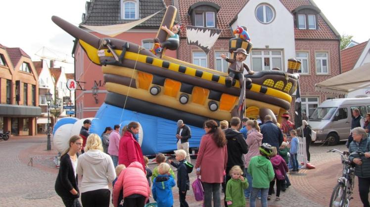 Im vergangenen Jahr war das Piratenfest auf dem Markt in Haselünne ein großer Erfolg. Foto: Martin Reinholz