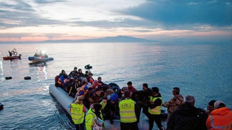 Flüchtlinge kommen in einem Schlauchboot auf der griechischen Insel Lesbos an. 