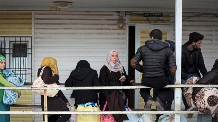 Syrische Migranten warten darauf, im türkischen Flüchtlingslager Kilis aufgenommen zu werden. 