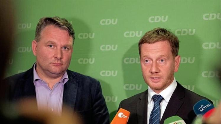 Sachsens Ministerpräsident Michael Kretschmer (CDU, r.) und CDU-Fraktionschef Christian Hartmann streben Gespräche mit Grünen und SPD an. 