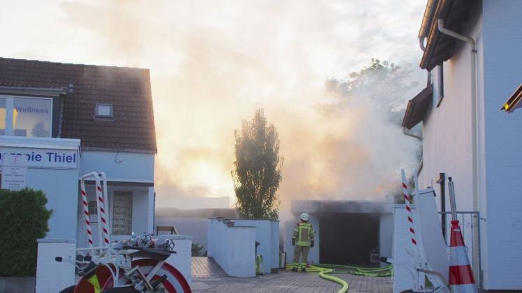 Mehrerte Garagen und Schuppen standen in Flammen. Bei dem Feuer gab es eine starke Rauchentwicklung. Foto: Günther Richter