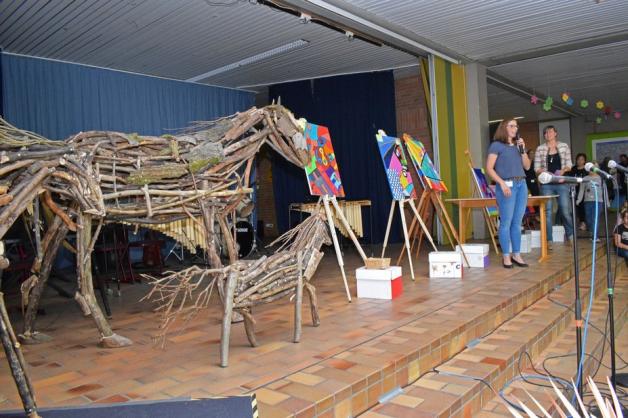 Kunstauktion in der Aula: Schüler hatten nicht nur eigene Kunstwerke zur Verfügung gestellt, sondern auch die aus selbst zusammengesuchten Ästen und Zweigen geschaffen Pferdeskulpturen.