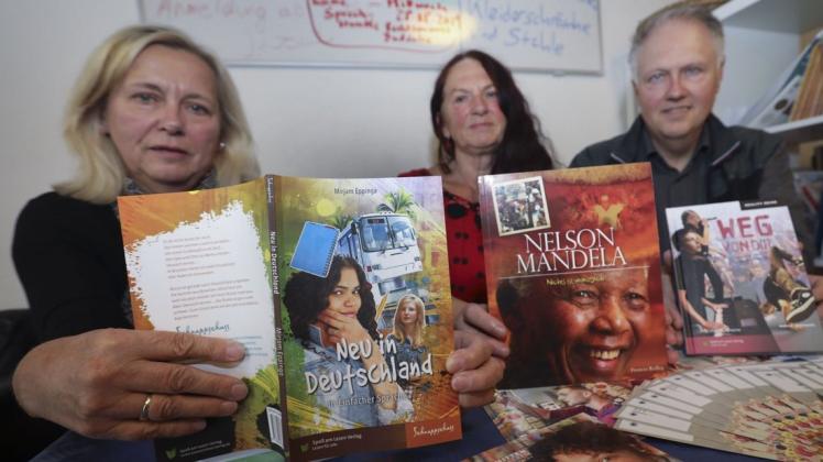 Bücher in einfacher Sprache als Spende für das Café Mandela überreichten (von links) Annegret Aulbert-Siepelmeyer und Heike Imbrich Café-Leiter Hubert Reise am Weltalphabetisierungstag. Foto: Gert Westdsörp