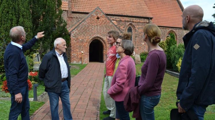 Rolf Niemeyer (links) erklärt die Besonderheiten in der Bauweise der Kirche St. Katharinen in Schönemoor. Foto: Dirk Hamm
