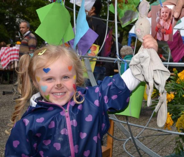Stella zeigt ihren Stoffhasen: Wie viele andere Kinder hat die Dreijährige ein Bild ihres Lieblingsobjekts für die Gitter-Weltkugel abgeliefert. Foto: Dirk Hamm Stella zeigt ihren Stoffhasen: Wie viele andere Kinder hat die Dreijährige ein Bild ihres Lieblingsobjekts für die Gitter-Weltkugel abgeliefert. Foto: Dirk Hamm