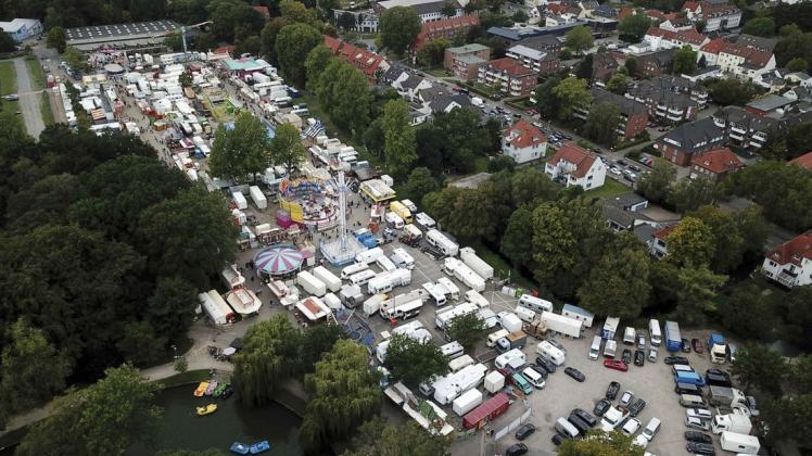 Der Kramermarkt von oben gesehen. Etwa 800 bis 1000 Schausteller samt aller Familienmitglieder sind in der Stadt und formen ein kleines Dorf in der Stadt. Foto: Manuel Titze