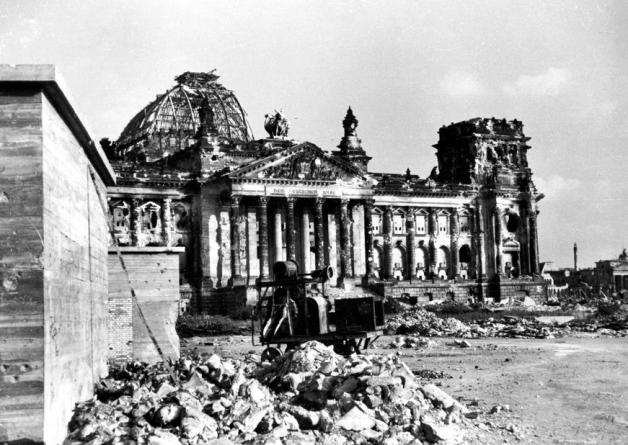 Der Reichstag wurde im Krieg zerstört. Das eine eine Aufnahme aus dem Juni 1945. Archivfoto: imago images / United Archives