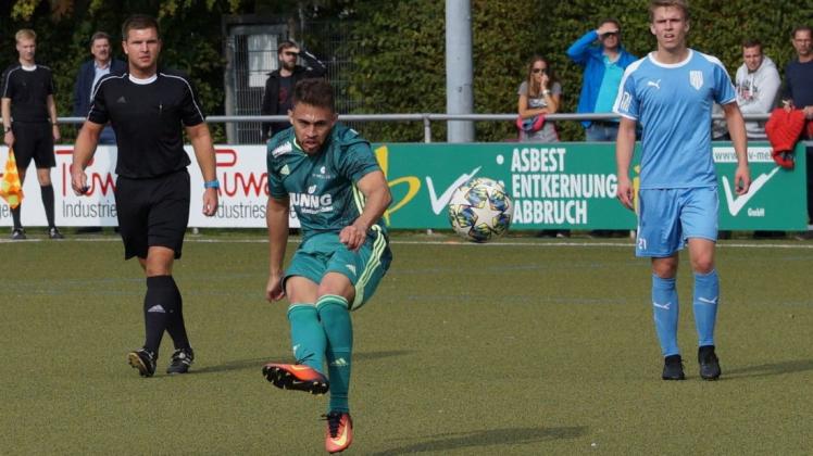 Hielt seine Mannschaft mit drei Toren im Spiel: Pablo Andrade (in Grün) vom SC Melle.  Foto: Sven Schüer