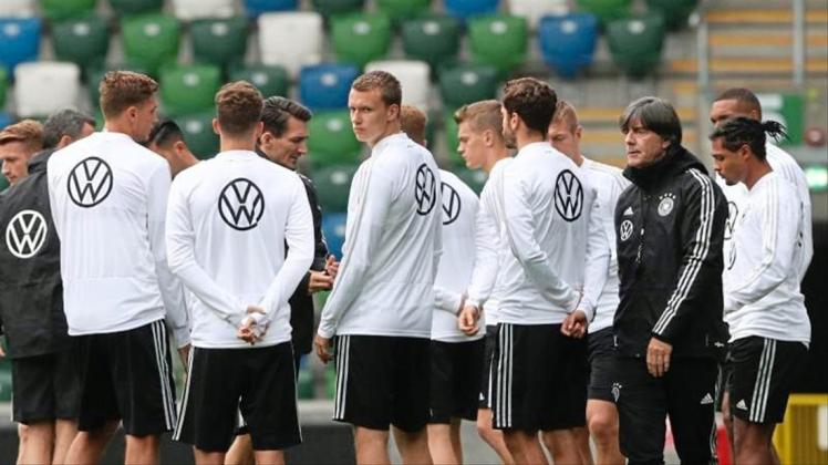 Bundestrainer Joachim Löw (2.v.r) mit seinen Spielern beim Abschlusstraining vor dem EM-Qualispiel in Nordirland. 