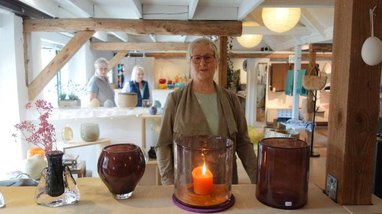 "Tusculanum"-Inhaberin Angelika Zahl-Holzberger hat ein Herz für die Dinge, mit denen sie sich in ihrem Geschäft umgibt. Foto: Ole Rosenbohm