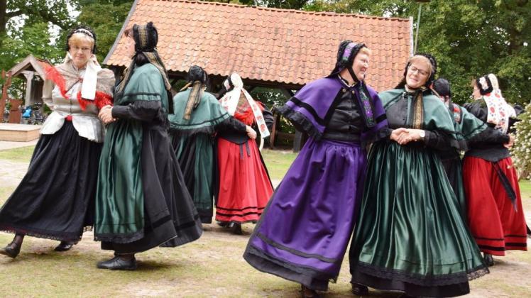 Die Volkstanzgruppe  in historischen Trachten ist fester Bestandteil des Heimatvereins Kirchspiel Emsbüren. Foto: Heinz Krüssel