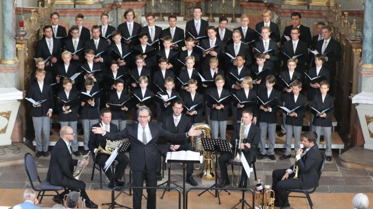 "Gute Nacht, gute Ruh" - bei einem der vielen Volkslieder ließ der Knabenchor Hannover dann doch zu, dass das Publikum mitsingt bei seinem Konzert in der Meppener Gymnasialkirche. Foto: Peter Löning