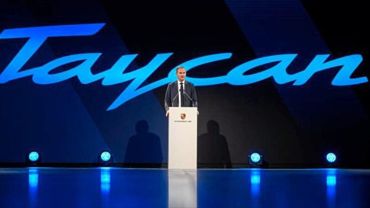Oliver Blume, Vorstandsvorsitzender der Porsche AG, spricht während der Eröffnung der Produktion des Porsche Taycan. 