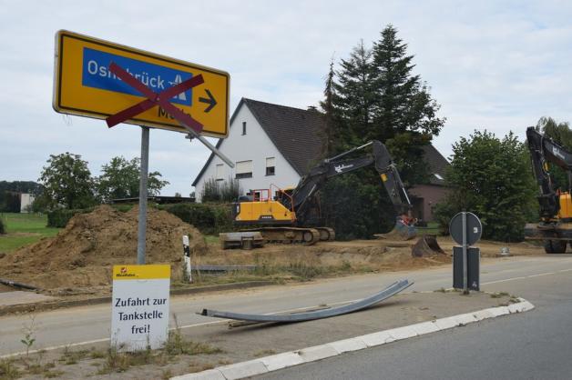 Auch aus Richtung Neuenkirchen ist ein Befahren der Gerdener Straße nicht möglich. Die Tankstelle in unmittelbarer Nähe kann angefahren werden. Foto: Simone Grawe