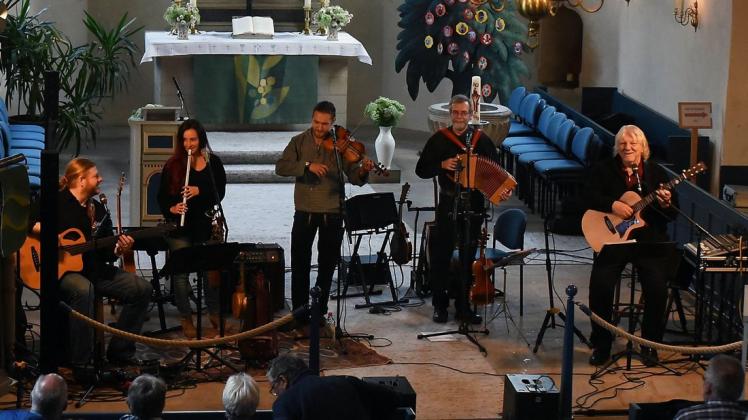 Rund 100 Besucher kamen zum Konzert der Friesenfolker Laway am vergangenen Sonntag in die Nikolaikirche Bad Essen. Foto: Martin Nobbe