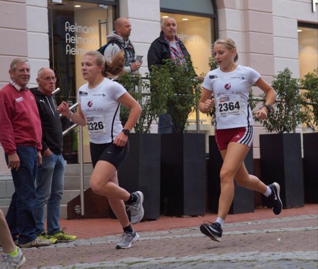  Ein Kopf-an-Kopf-Rennen lieferten sich Marieke Sprenger (links) und Ann-Christin Opitz vom SC Melle.
Foto: Sven Schüer