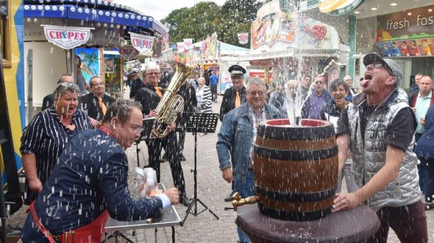 Markus Pragal (links) zapfte das Bier zur Eröffnung des Marktes auf ungewöhnliche Art und Weise. Foto: Kai Hasse Markus Pragal (links) zapfte das Bier zur Eröffnung des Marktes auf ungewöhnliche Art und Weise. Foto: Kai Hasse