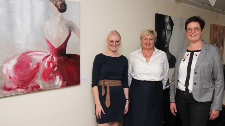 Ein neues Kunst-Projekt stellten jetzt (von links) Künstlerin Ann-Kathrin Macke sowie Monika Echtermann und Elisabeth Macke im Dammer Krankenhaus vor. Foto: Daniel Meier/Krankenhaus
