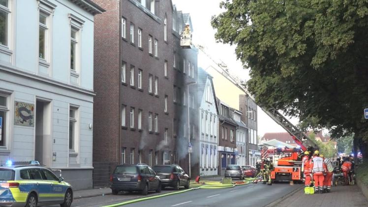 Über 40 Menschen mussten die Delmenhorster Feuerwehrleute an der Wittekindstraße evakuieren - einer von drei Einsätzen in gut 24 Stunden. Foto: nonstopnews