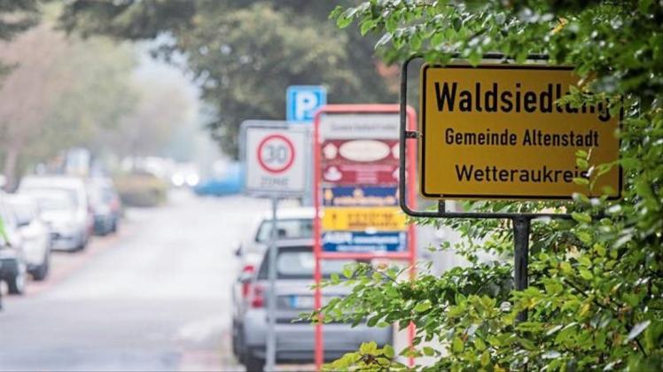 Schild des Ortsteils Waldsiedlung der Gemeinde Altenstadt. Der Ortsbeirat hatte einen NPD-Funktionär einstimmig zum Ortsvorsteher gewählt. 