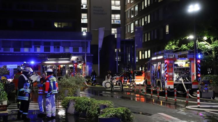 Bei dem Brand im Düsseldorfer Marien Hospital sind 19 Menschen verletzt worden. Foto: dpa/Sascha Rixkens