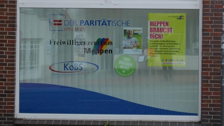 "Meppen braucht Dich!" heißt es auf dem Plakat im Schaufenster des Freiwilligenzentrums Meppen. Foto: Manfred Fickers