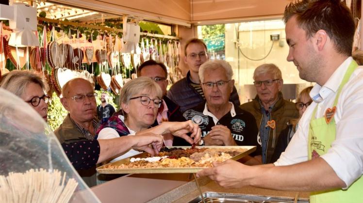 An seinem Geschäft ließ Symon Veldkamp die Tour-Teilnehmer neben den bekannten Mandeln auch ausgefallene Süßigkeiten probieren. Foto:Jasmin Johannsen