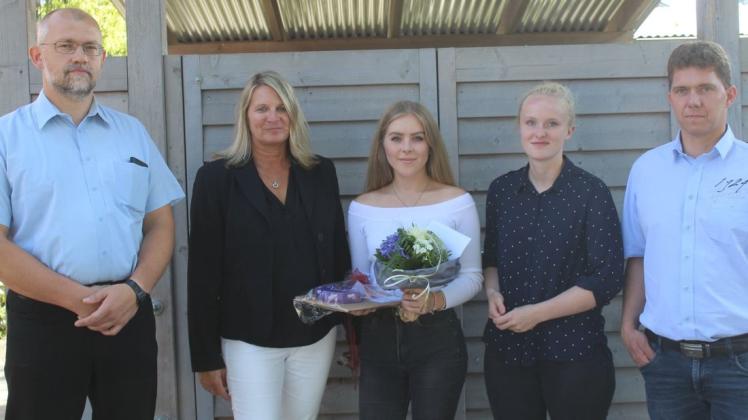 Als Bundesfreiwilligendienstlerin verabschiedet wurde Alexandra Neiwert (Dritte von links) von Markus Wilgen, Schulleiterin Birgit Suntken, Nachfolgerin Louisa Bruns und Michael Pigge (von links). Foto: Bernard Middendorf