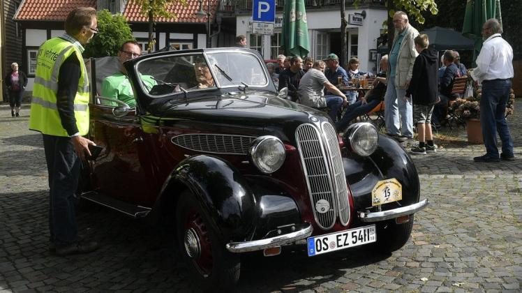 Schicke alte Autos und ein Geschicklichkeitsspiel sorgten für sehenswerte Einlagen auf der Kirmes. Fotos: Helge Holzder Kirmes. Fotos: Helge Holz